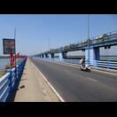 Sperrwerk und Brücke über den Bharathapuzha